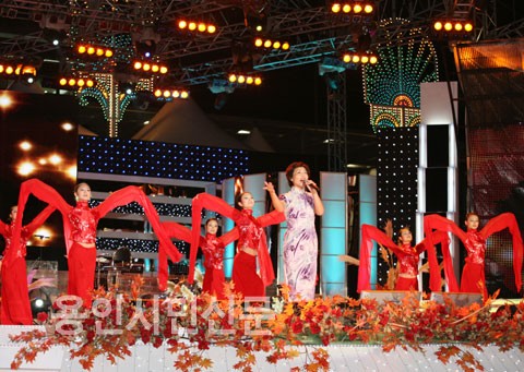 가수 심수봉씨가 개막행사 후 이어진 축제에서 열창을 하고 있다.