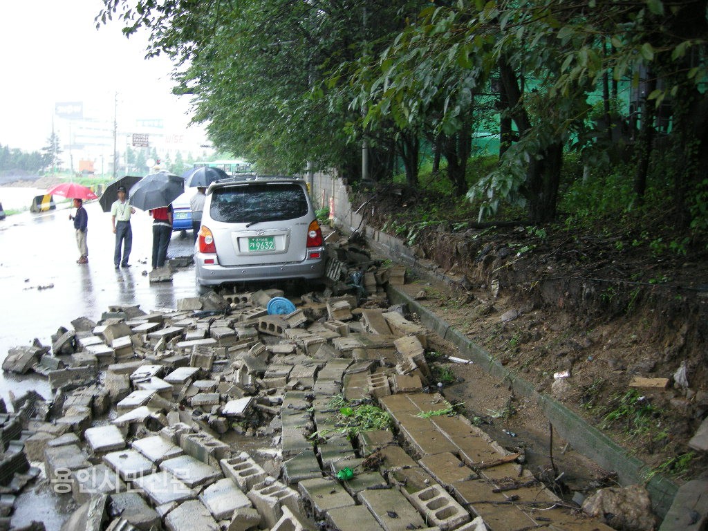 7월23일 오전11시30분경 수원톨게이트 한국도로공사 뒷편 담벼락이 무너져 주차돼있던 차량이 파손됐다.