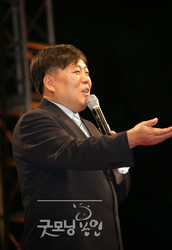 공정배 사)한국연예예술인협회 용인지부장이 인사말을 전하고 있다.