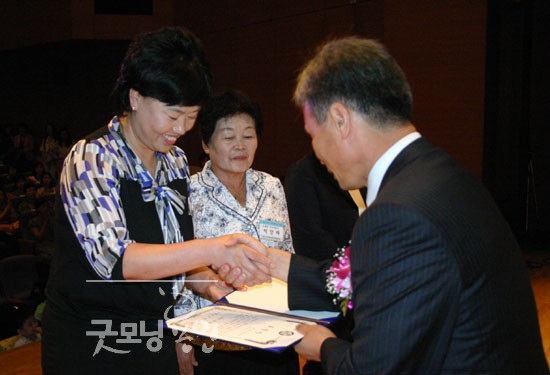 우제창 국회의원상에 자작나무석쇠숯불구이 오효근씨.