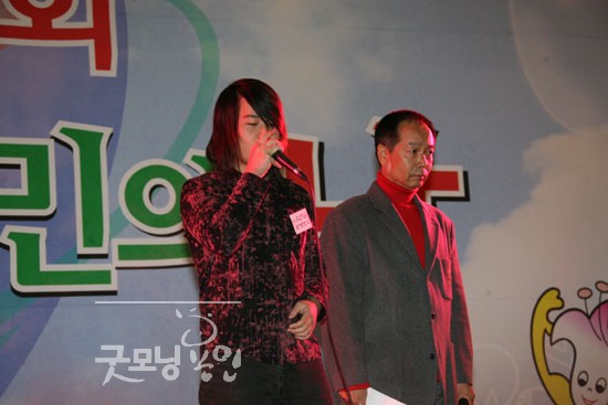 가수 김경호의 ‘사랑했지만‘을 부르고 있는 신진수(왼쪽)씨와 개그맨 김학래(오른쪽)의 모습.