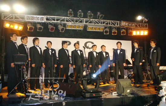남성 합창단이 한국 가곡을 부르고 있다.