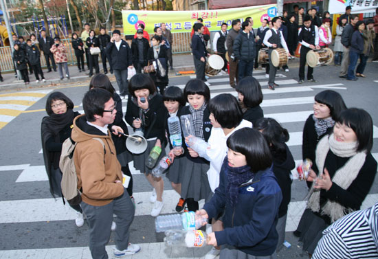 성지고등학교 수험생 후배들이 따뜻한 차와 열띤 응원을 펼치고 있다. ⓒ이용희