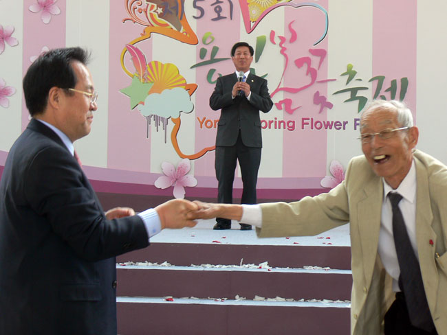 김학규 시장과 이상철 의장이 어르신에 대한 공경심을 춤과 노래로 표현했다.