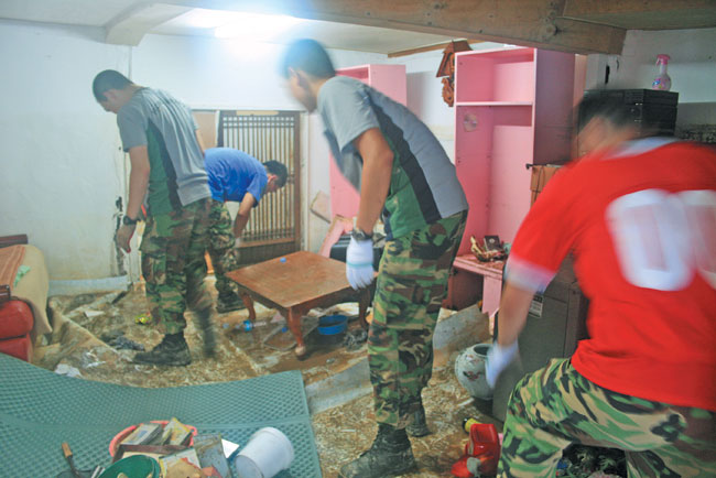 침수주택 복구하는 군인들