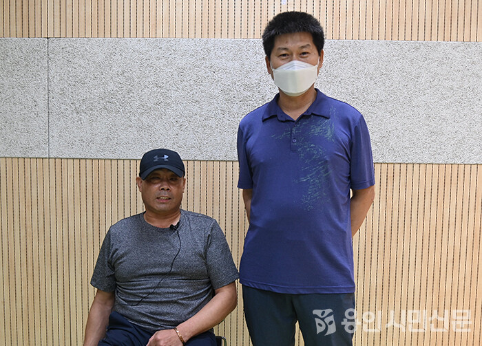 선소리꾼 권순기(왼쪽)씨와 포곡민속보존회 강희봉 회장