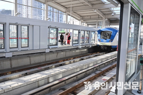 용인경전철 동백역에 설치된 스크린도어. 하지만 아직 스크린도어 운영은 하고 있지 않다.