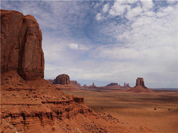 아메리카 인디언들은 미국 동부지역에서 암석과 사막만 존재하는 서부로 강제 이주되었다..