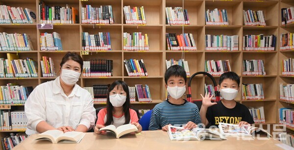 용인시 기흥구 상하작은도서관 채희연(맨 왼쪽) 관장과 학생들.