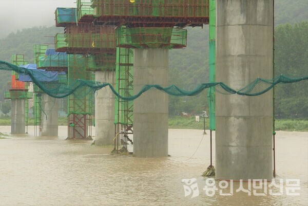 많은 비가 내렸던 2006년 당시 유림동 인근 경안천. 교각이 범란한 물길에 잠긴 모습.