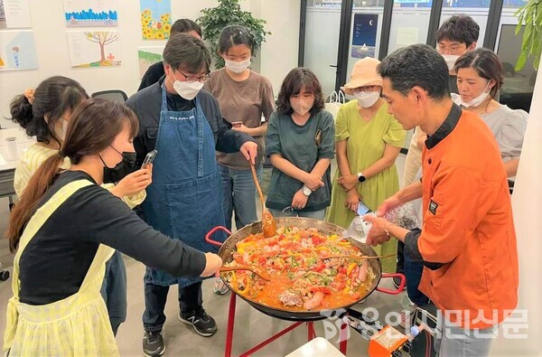 기흥구 동백동에 있는 동백문고는 지난 5월 지역 작가와 주민들이 협업하는 ‘요리로 떠나는 세계여행’ 프로그램을 진행했다.