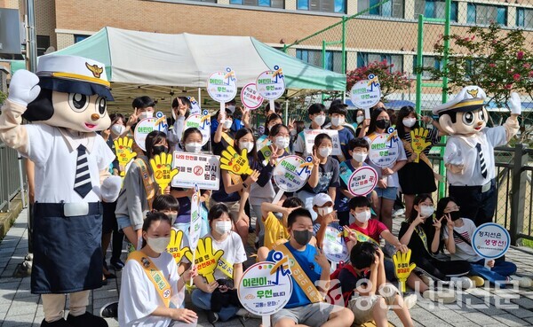 수지초등학교 학생들이 교통안전 캠페인에 참여하고 있다.