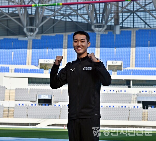 우상혁 선수가 용인미르스타디움에서 용인시청 단복을 입고 포즈를 취하고 있다.
