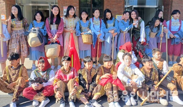 포곡초 4학년 1반 학생들이 '포곡 어울림 페스티벌'에서 뮤지컬 공연을 선보였다.