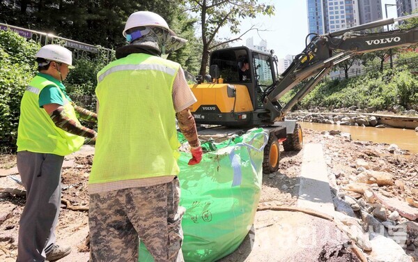 지난 8월 집중호우로 피해를 입은 수지구 동천동 산책로 유실 구간 긴급 복구 공사 모습