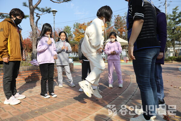 성산초등학교 학생들이 유방동어린이공원에서 고무줄놀이를 하고 있다.