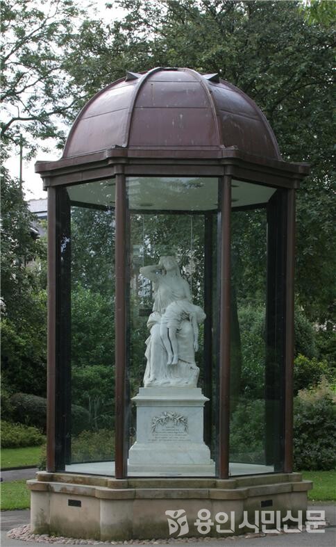 빅토리아 홀 참사 추모 조각상(영국 선덜랜드, 1883)