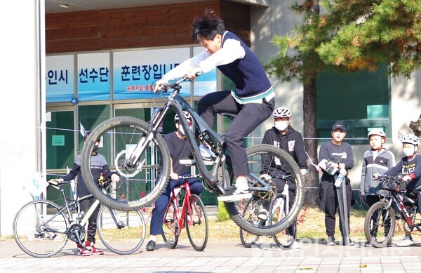 스탠딩 자전거 대회에 참석한 한 학생이 예선 1위를 기념해 자전거 점프를 선보이고 있다.