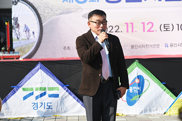 행사장을 찾은 윤원균 용인특례시의회 의장이 축사를 하고 있다.