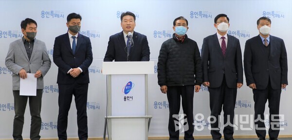 정원영 전 용인시정연구원 원장이 기자회견을 열어 해임 부당성을 재차 밝히고 있다.