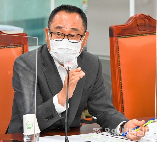 김영민 의원이 15일 열린 경기도행정사무감사에서 경기도 SOC 예산 확충을 위한 노력을 당부했다.