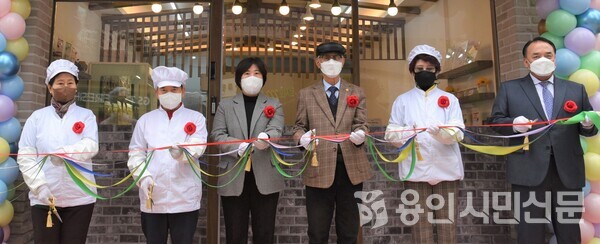 용인시처인노인복지관이 22일 '엄마손 천연조미료' 개점식을 진행했다.