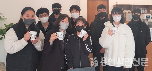 모현중학교 학생들은 학교 인근 카페에 직접 디자인한 캐릭터가 담긴 머그컵을 전달했다.
