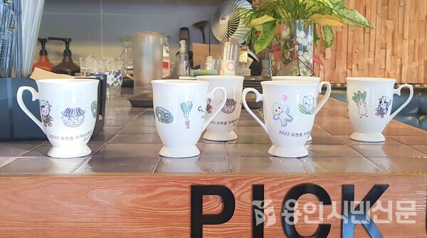 모현중학교 학생들이 디자인한 작품이 캐릭터 머그컵으로 제작돼 학교 주변 카페에 전달됐다.