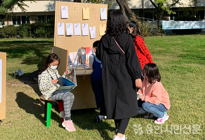지난해 4월 느티나무서관이 기후위기 주제로 진행한 컬렉션 버스킹에 참여한 시민들 모습.