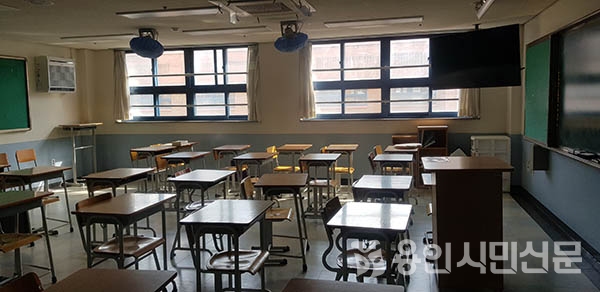 기흥구에 있는 성지고등학교 3학년 교실 모습. 거리를 두고 책상이 배치돼 있다.(자료사진)