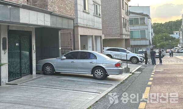 지난 7일 기흥구 구갈동 공공임대주택에서 50대 장애인 남성 A 씨가 숨진 지 두 달여 만에 발견됐다. A 씨의 자택 앞에는 A 씨의 차량이 주차돼 있다.