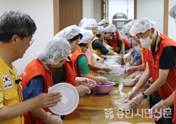 지난 13일 용인도시공사 노동조합과 나눔봉사단이 기흥구에 마련된 무료급식소에서 급식 봉사활동을 했다.