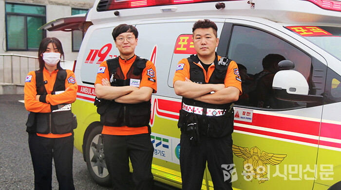 용인소방서 소속 신범식(오른쪽), 박민찬(가운데), 노지예(왼쪽)대원이 적극행정으로 긴급의료비 지원