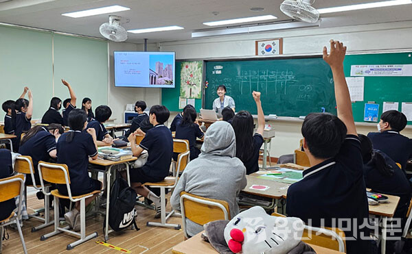 용인중학교는 전교생을 대상으로 진학 멘토링 프로그램을 진행했다.