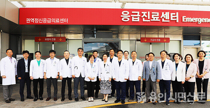 31일부터 운영을 시작하는 권역정신응급의료센터에서 김은경 병원장을 비롯한 병원 관계자들이 사진을 촬영하고 있다.