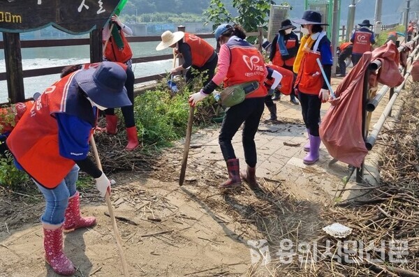 지난21일 자원봉사센터 봉사단이 충북 괴산 칠성면 외사리 일대서 봉사활동을 펼쳤다.