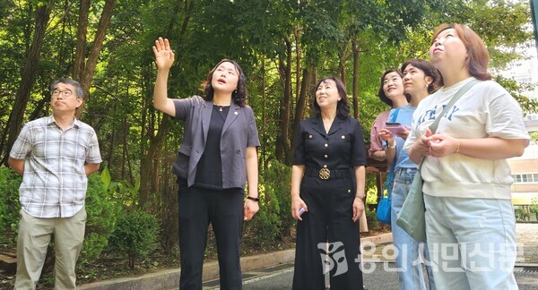 지난 21일 용인시의회 신나연 의원이 기흥구 구갈동 일대를 돌며 집중호우에 대비해 현장 점검을 실시했다.