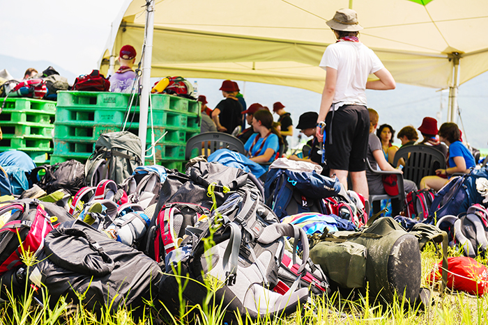새만큼 캠프장에 도착한 독일 대원들이 짐을 내려놓고 있다.(사진 출처 ILBO 'New Website of the 25th Scout Jamboree 홈페이지)