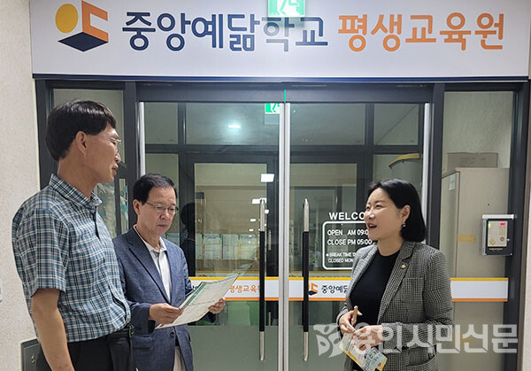 김희영 의원이 용인 중앙예닮학교 관계자들과 대화를 나누고 있다.