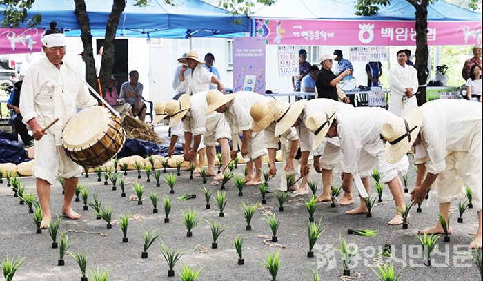 선소리꾼 최오영 씨 선창에 맞춰 백암농요보존회원이 백암농요를 재연하고 있다.