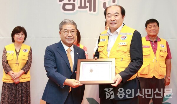 지난달 25일 용인시의회 김운봉 부의장(오른쪽에서 두번째)가 ‘2023년도 희망나눔명패달기 캠페인 시상식’에서 희망나눔상을 받았다.