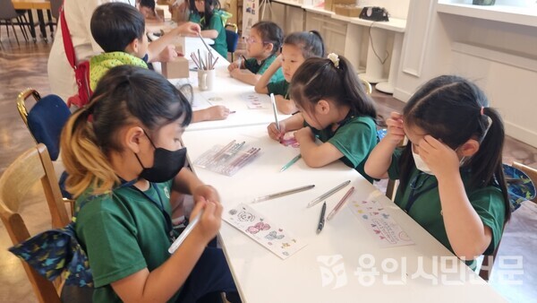 지난 1일 근현대사미술관 담다 체험프로그램에 참여한 어린이들의 모습.