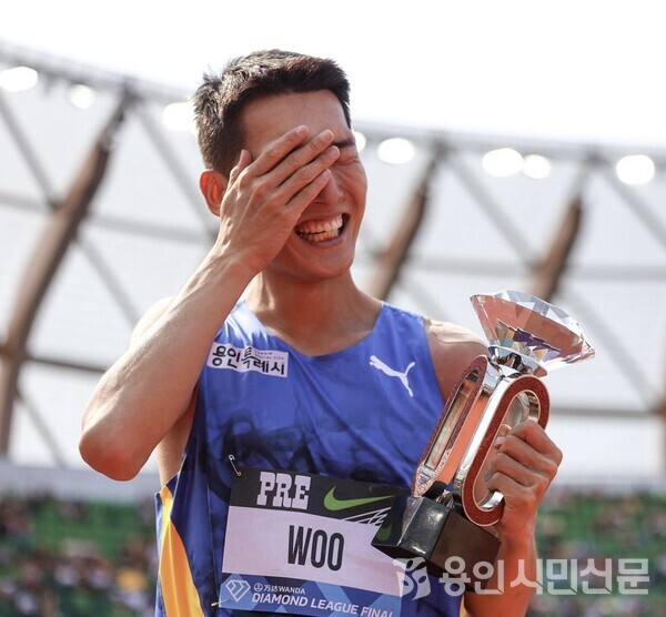 한국 최초 다이아몬드리그 파이널에서 우승을 차지한 우상혁 선수가 트로피를 들고 기쁨을 감추지 못하고 있다./사진출처 우상혁 개인 SNS