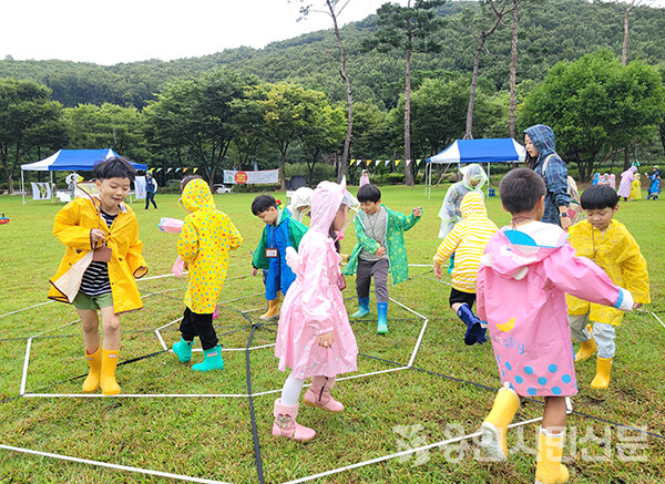 온국민 숲데이 행사에 참여한 아이들이 자연물을 활용한 놀이를 하고 있다.