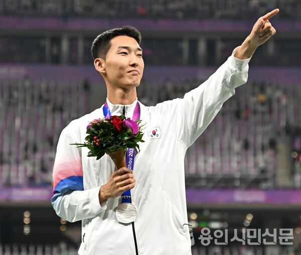 우상혁 선수가 지난 4일 2022 항저우 아시안게임 육상 남자 높이뛰기에서 은메달을  목에 걸었다./사진출처 대한체육회