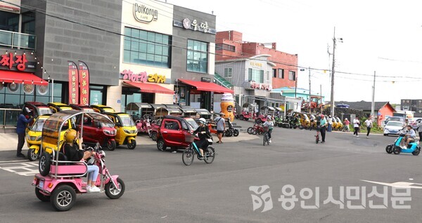 우도를 찾은 관광객들이 전기자전거 등을 이용해 거리를 다니고 있다.