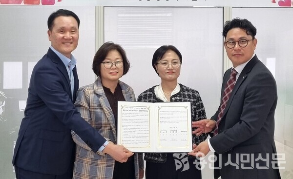 지난 8일 보정동 지역사회보장협의체가 보정114공인중개사와 취약계층 부동산 중개수수료 지원 협약을 체결했다.