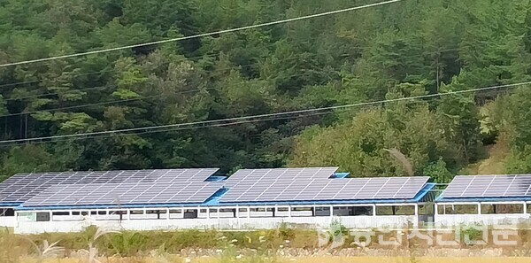 산지가 많은 경남 합천군 한 창고 시설 지붕에 설치된 태양광 패널.