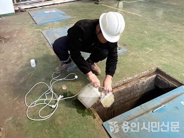 서울의과학연구소 관계자가 기흥레스피아에서 하수를 채취하고 있는 모습.