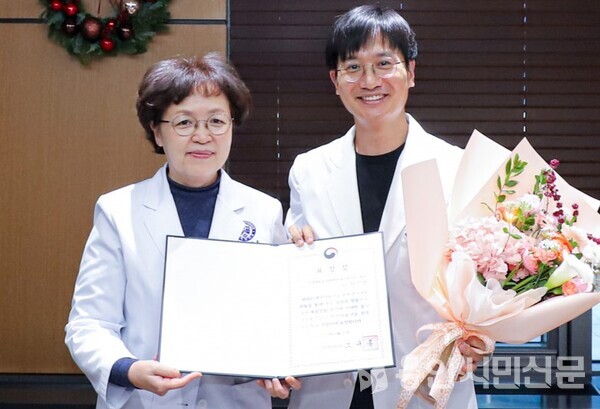 용인세브란스병원 디지털의료산업센터 박진영 소장(오른쪽)이 보건복지부 장관상을 받았다.